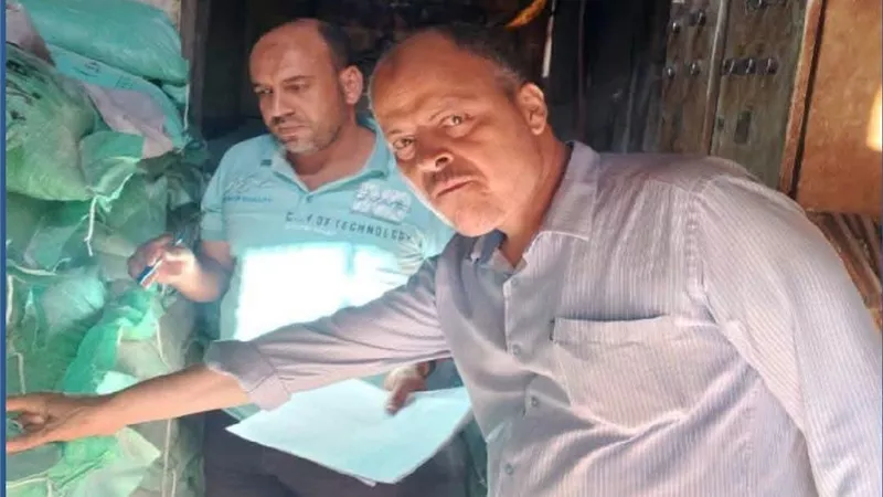ضبط نصف طن أسمدة زراعية مدعمة قبل بيعها في السوق السوداء بأبو حمص