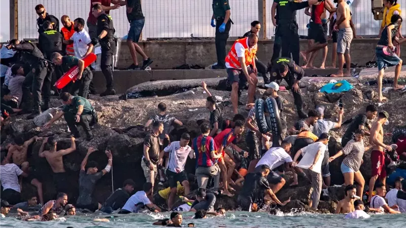 الأمن المغربي يحبط محاولة جديدة لمئات المهاجرين لاقتحام حدود مليلية الإسبانية 