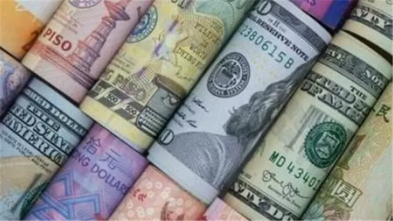 الدولار يثبت دون 54 والإسترليني يغازل 71 جنيهاً.. أسعار العملات اليوم الخميس