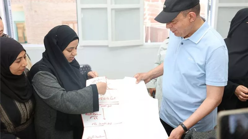 محافظ المنيا يتفقد الوحدة الاجتماعية بقرية تانوف ويؤكد دعم سيدات القرية