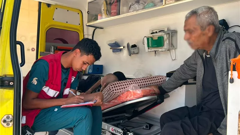 الهلال الأحمر المصري يستقبل الدفعة 69 من الجرحى الفلسطينيين ويوفر رعاية إنسانية متكاملة