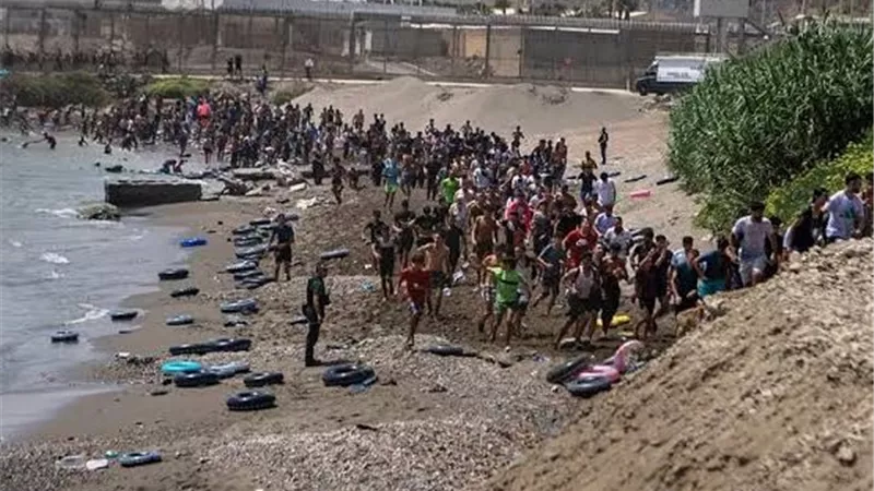 استنفار أمني في مدينة سبتة.. نشر 3000 جندي وشرطي لمواجهة أزمة المهاجرين  