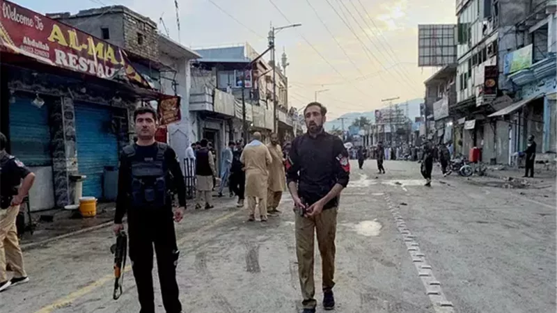 مقتل 14 شخصًا وإصابة 20 آخرين في انفجار انتحاري بباكستان