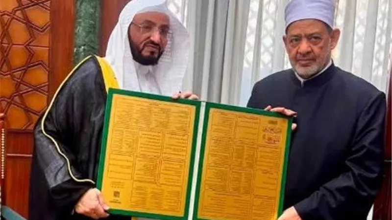 إهداء علمي لشيخ الأزهر.. الإمام الأكبر يتسلم كتاب البرنامج اليومي للنبي ﷺ