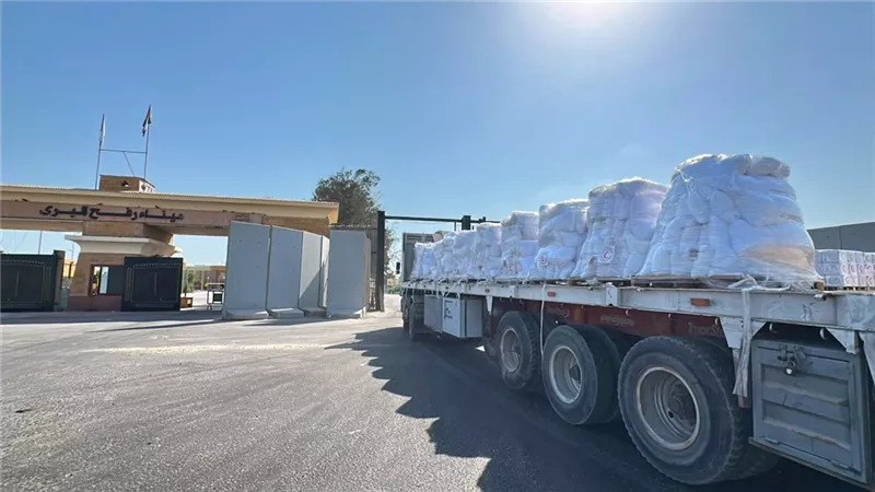 الهلال الأحمر يطلق قافلة زاد العزة 248 محملة بآلاف الأطنان إلى غزة