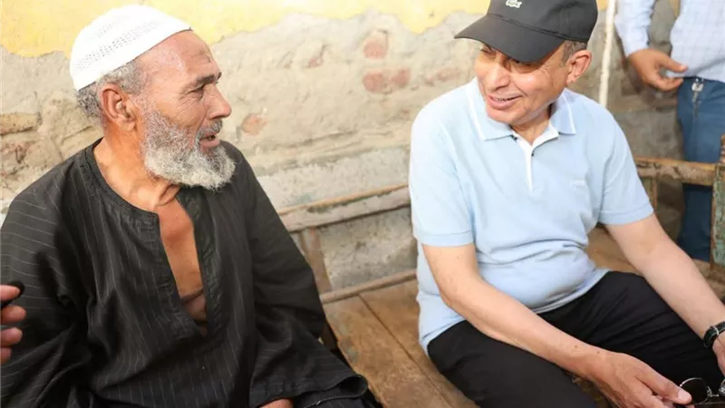 فى استجابة إنسانية.. محافظ المنيا يرافق مُسنًا لمنزله بتانوف ويوجه بدعم أسرته