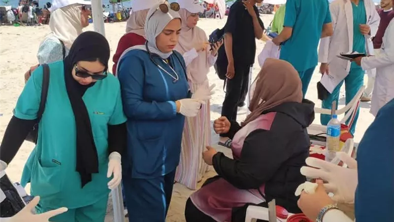 مدينة جمصة تطلق حملة توعوية لتقديم خدمات صحية مجانية للمواطنين على الشاطئ