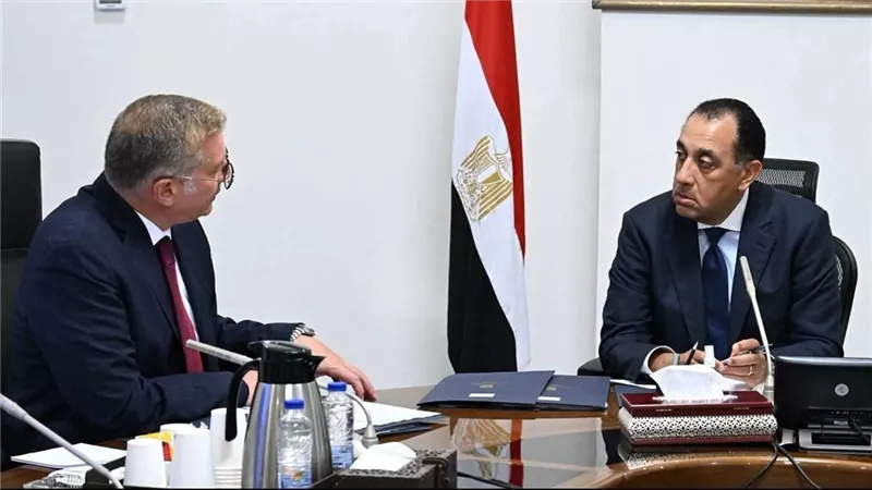 رئيس الوزراء يتابع مع وزير البترول عددا من ملفات العمل