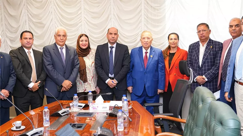 وزارة العمل واتحاد المستثمرين يضعان خريطة لتأهيل العمالة الماهرة بالمحافظات