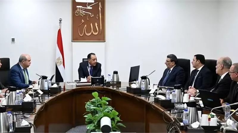 رئيس الوزراء يراجع تطورات مشروع مبنى الركاب الجديد بمطار القاهرة الدولي