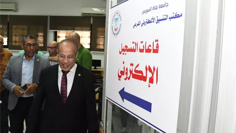 قبل انطلاق المرحلة الأولى.. نائب رئيس جامعة قناة السويس يتفقد جاهزية مكتب التنسيق