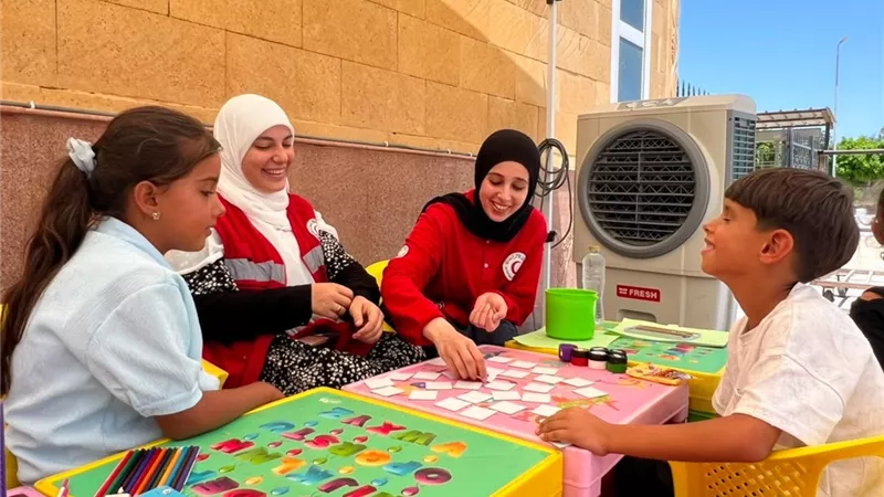الهلال الأحمر يساند الجرحى الفلسطينيين خلال رحلة العلاج