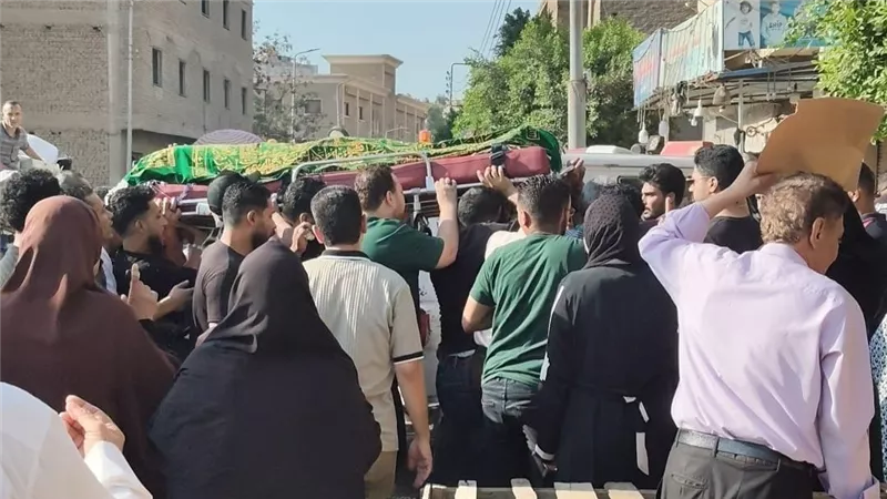 المئات يشيعون جثمان الشاب «مصطفى» ضحية مشاجرة وقعت أمام مستشفى المبرة بالزقازيق