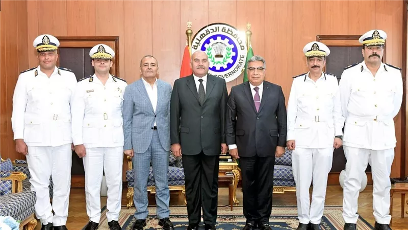 محافظ الدقهلية ومدير الأمن يبحثان تعزيز الأمن والانضباط ودعم الحملات الميدانية| صور