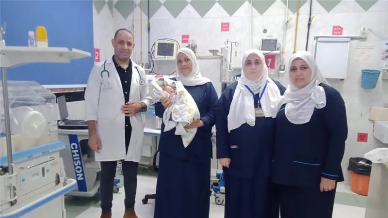 وُلد بوزن 850 جرامًا.. معجزة طبية تنقذ رضيعًا من الموت داخل مستشفى بالشرقية