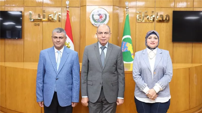 محافظ المنيا يكرم وكيل وزارة الصحة السابق تقديرًا لجهوده المتميزة