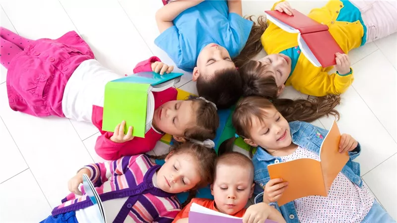 كتب الأطفال بالذكاء الاصطناعي تثير عاصفة من الجدل.. هل انتهى عصر الحكايات الإنسانية؟