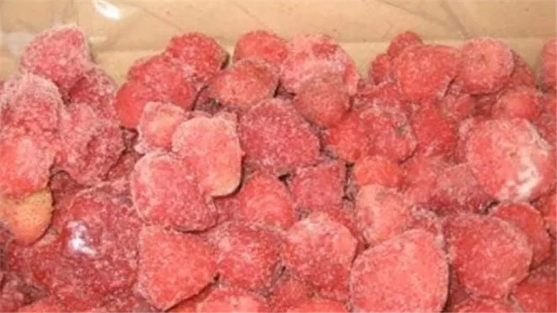 ضبط 20 طنًا من الفراولة المجمدة منتهية الصلاحية داخل مصنع في النوبارية