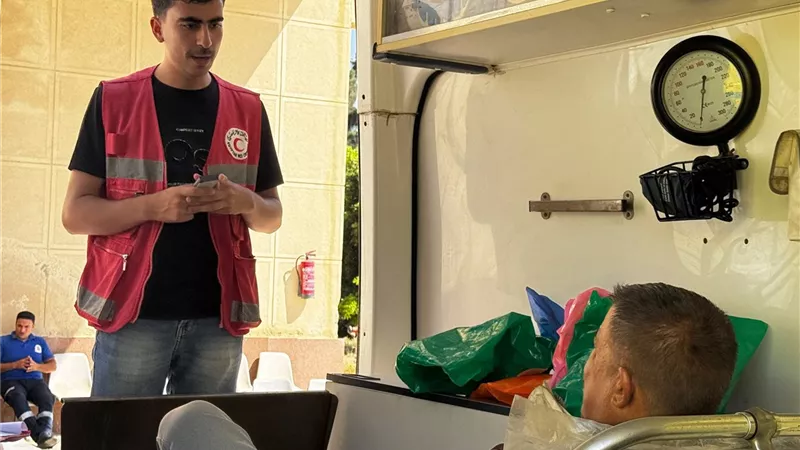 الهلال الأحمر المصري يستقبل الدفعة 71 من الجرحى الفلسطينيين ويودع المتعافين عبر رفح
