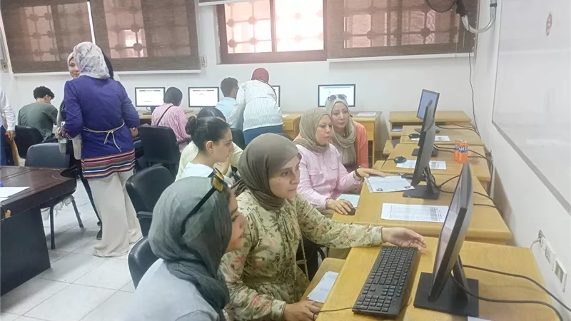 إقبال طلابي على معامل جامعة قناة السويس.. 156 طالبًا يسجلون رغباتهم في المرحلة الأولى للتنسيق