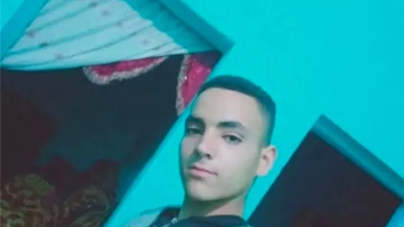 أهالي قرية جردو يشيعون جثمان عامل لقي مصرعه إثر سقوطه داخل بئر صرف صحي بالفيوم