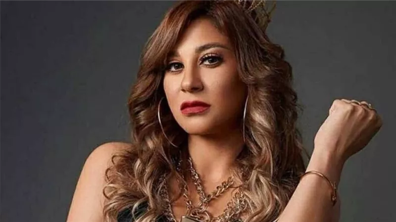 الفنانة إنجي شرف تنجو من حادث سير بعد انفجار إطار سيارتها