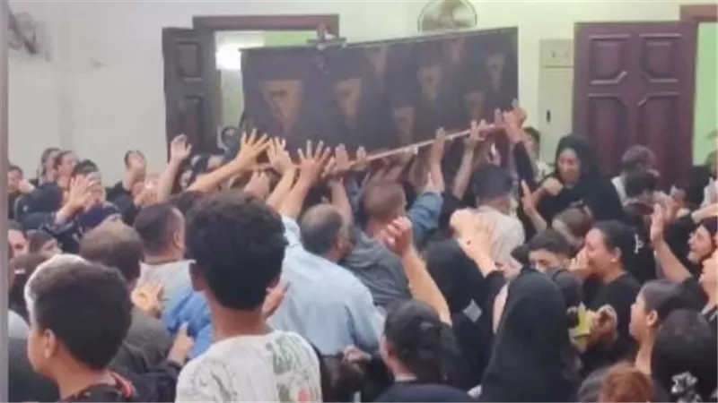 تشييع جثمان يوسف هني أول ضحايا غرق مركب الهجرة غير الشرعية قبالة ليبيا بالمنيا