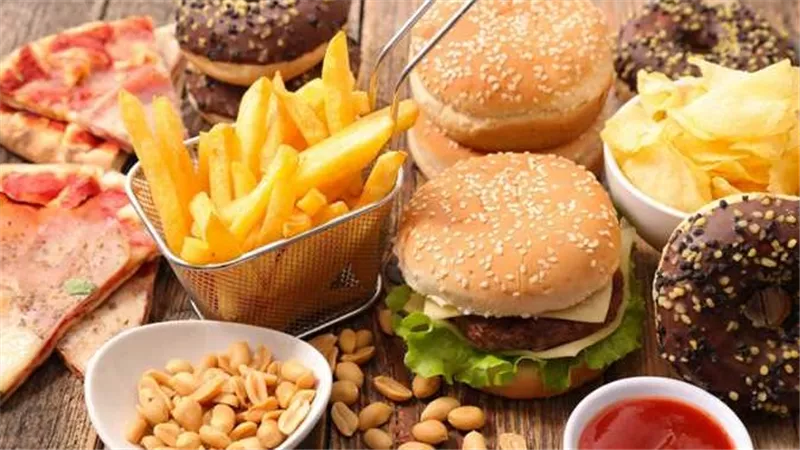 أبرزها الماء بيتخن ومنع الدهون بيخسس.. 9 خرافات تغذية على السوشيال تدمر نظامك الغذائي