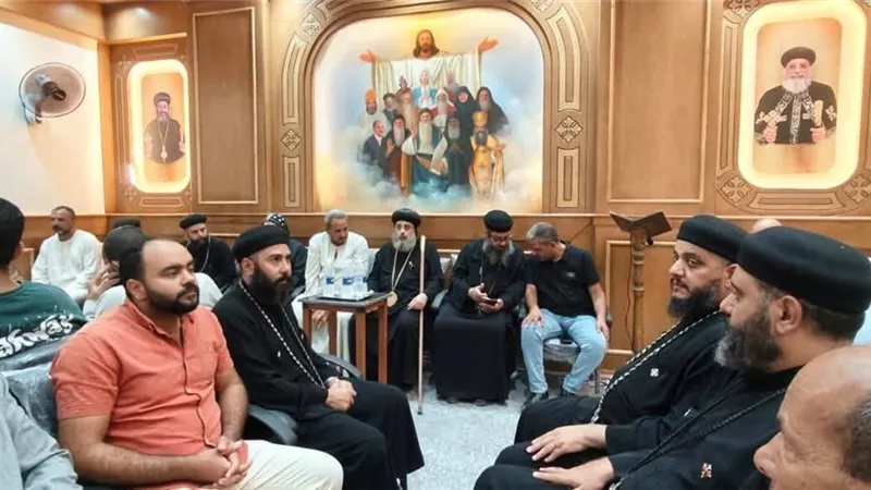 أسقف أبو قرقاص بالمنيا يزور ضحايا حادث غرق مركب الهجرة غير الشرعية