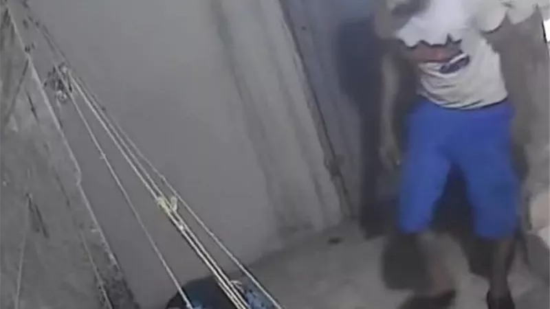 القبض على شاب لطرد والدته المسنة والتعدي عليها في دار السلام