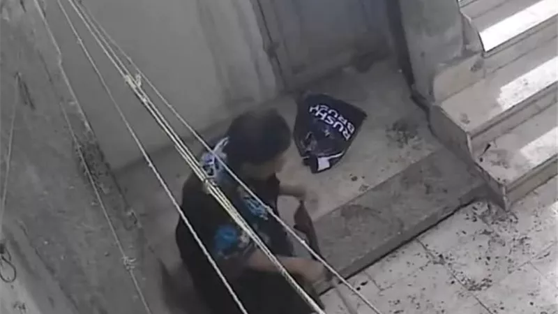 بعد ضبط ابنها المتهم بطردها.. إعادة مسنة دار السلام لمنزلها