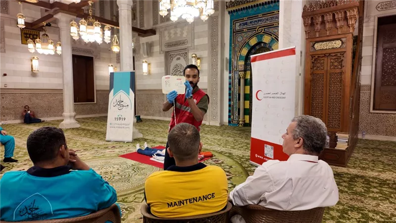 الهلال الأحمر يدرب فريق مسجد السيدة نفيسة على إنقاذ المصابين في الحالات الطارئة