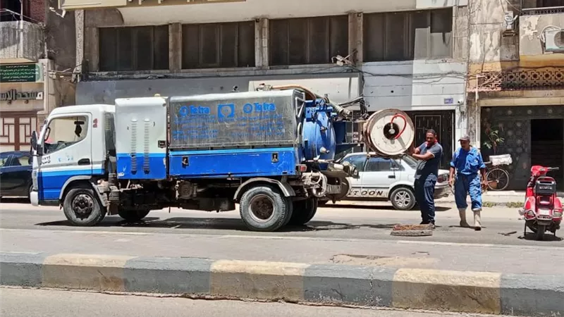 حملات ميدانية لتطهير شبكات الصرف بمحافظات إقليم القناة (صور)