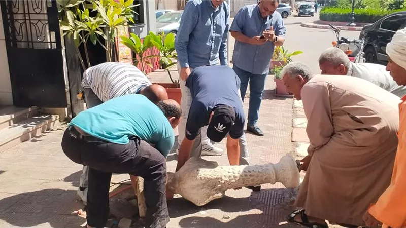 بعد شكوى الأهالي.. رفع حوض تجميل سقط على الرصيف وأعاق المرور في قنا