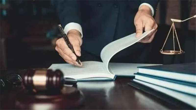 النيابة تحقق مع دينا عزت بعد اتهامها قوة أمنية بتلفيق قضية مخدرات لزوجها