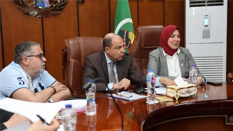 استعدادًا للعام الدراسي الجديد.. محافظ المنيا يوجه بإلغاء الفترة المسائية وتقليل كثافات الفصول
