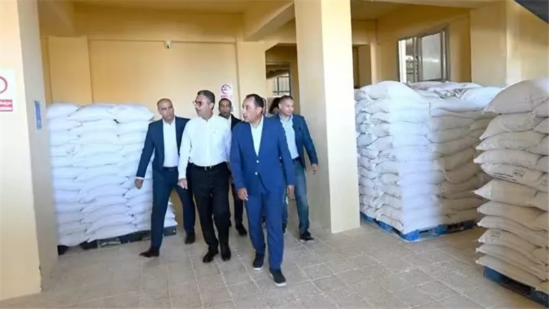 رئيس الوزراء يتفقد سير العمل بأحد مطاحن الدقيق في مرسى مطروح
