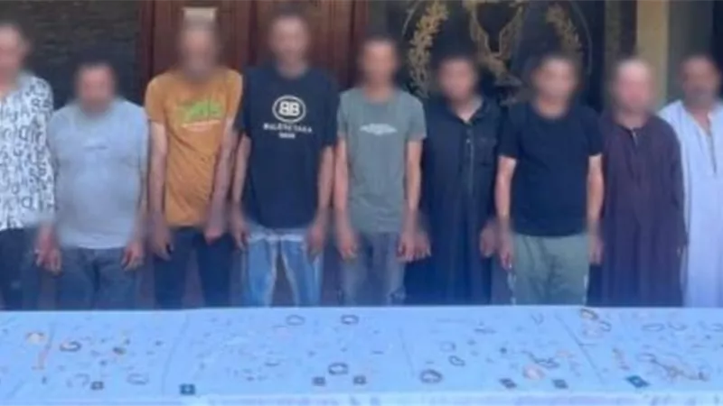 سقوط تشكيل عصابي من 11 شخصًا انتحل صفة الشرطة لسرقة تاجر مشغولات ذهبية بالخليفة
