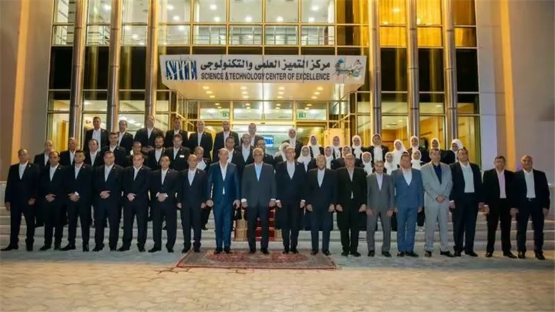 وزير الإنتاج الحربي يتابع سير العملية البحثية بمركز التميز العلمي والتكنولوجي