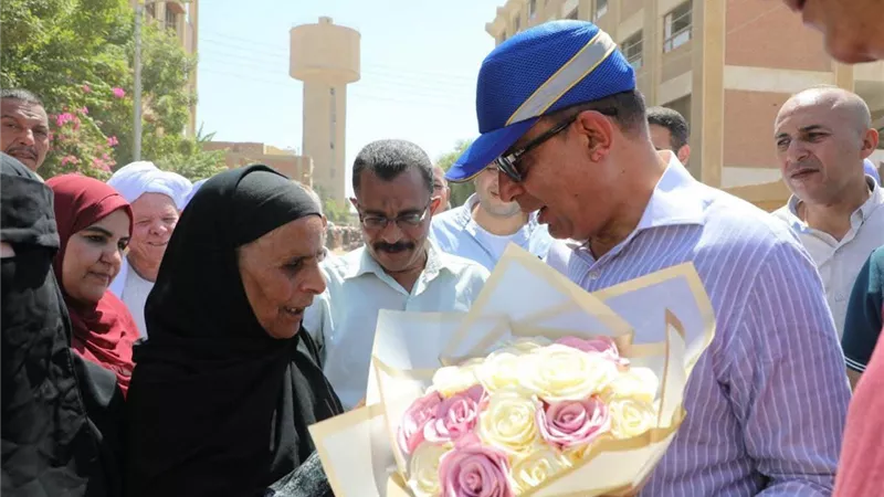 محافظ المنيا يتفقد المخابز وسوق اليوم الواحد بقرية عطف حيدر بالعدوة