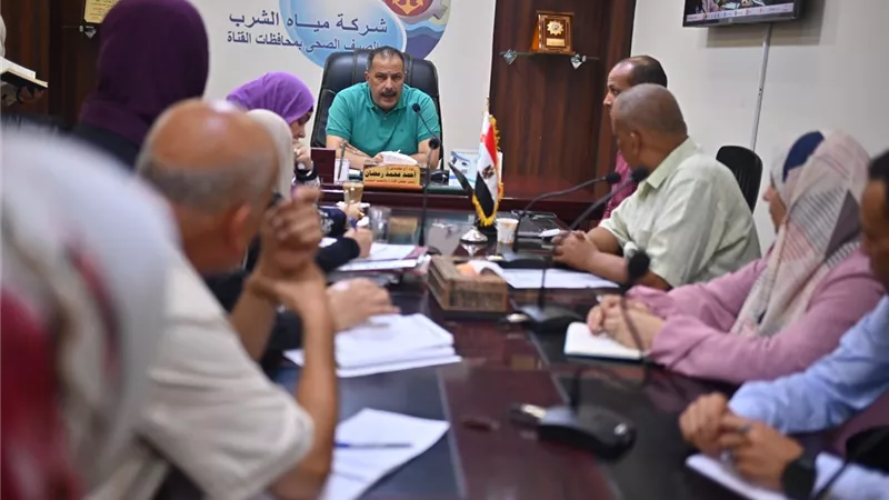 رئيس مياه القناة يعقد اجتماعًا لمراجعة منظومة السلامة والصحة المهنية
