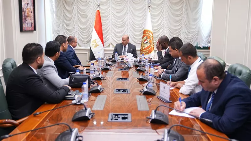 وظائف في القطاع الطبي.. «العمل» تبحث تأهيل كوادر جديدة لسوق العمل