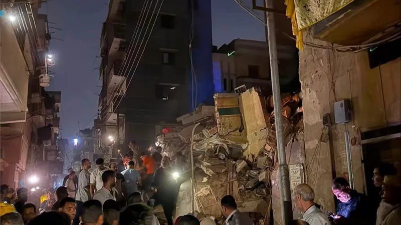 انهيار شرفة عقار بالإسكندرية والتسبب فى تهشم سيارة 