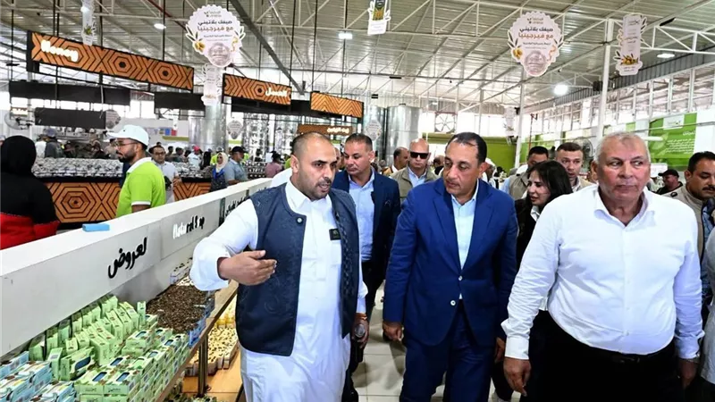 رئيس الوزراء يتفقد معصرة زيتون 
