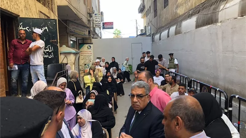 محافظ الدقهلية يوجه بتوفير مظلة ومقاعد للمواطنين أمام مكتب توثيق الخارجية بطلخا
