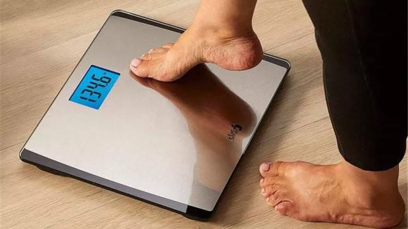 قبل الوقوف على الميزان.. أخطاء بسيطة تغير النتيجة دون زيادة الدهون