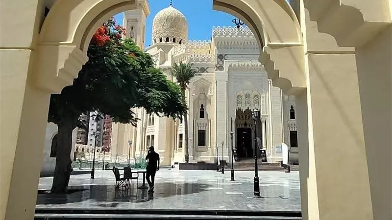 مسجد سيدي أبي العباس المرسي.. تحفة معمارية وروحانية في قلب الإسكندرية
