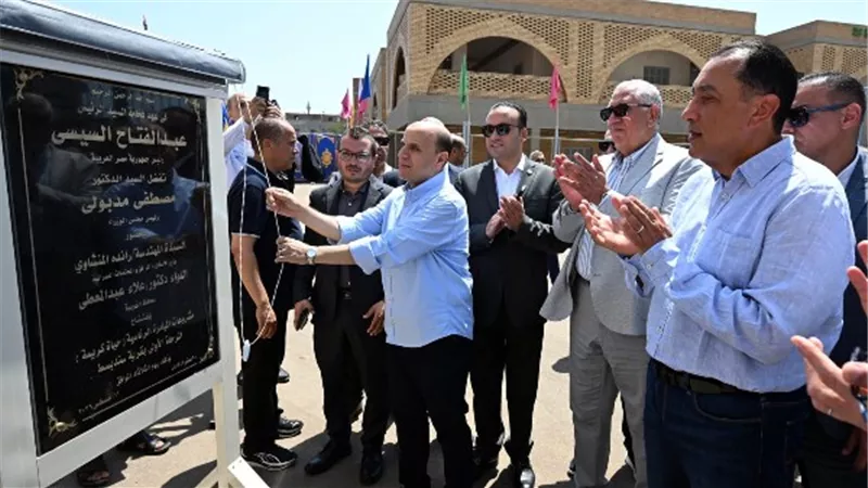 رئيس الوزراء يفتتح مجمع الخدمات الحكومية بسندبسط.. 17 شباكًا لخدمة المواطنين ضمن حياة كريمة