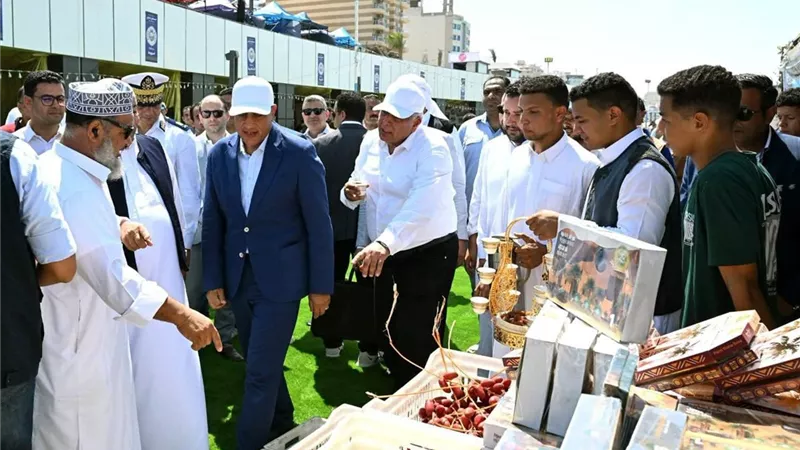 رئيس الوزراء يفتتح كورنيش 30 يونيو المطور ويتفقد معرض 