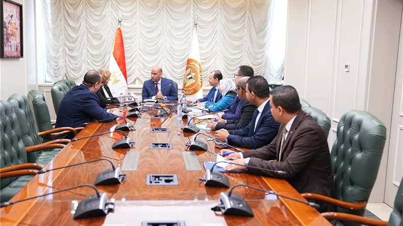 وزير العمل ونقيب التمريض يبحثان ربط التدريب باحتياجات سوق العمل